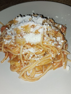 Una foto de 🍝🍅Espagueti rojo con chorizo y papas🍝🍅