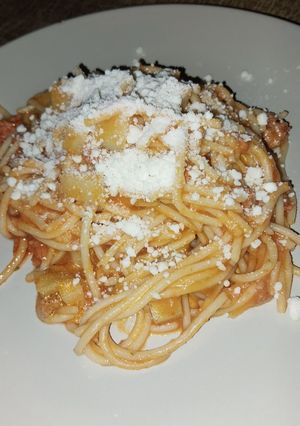 Una foto de 🍝🍅Espagueti rojo con chorizo y papas🍝🍅
