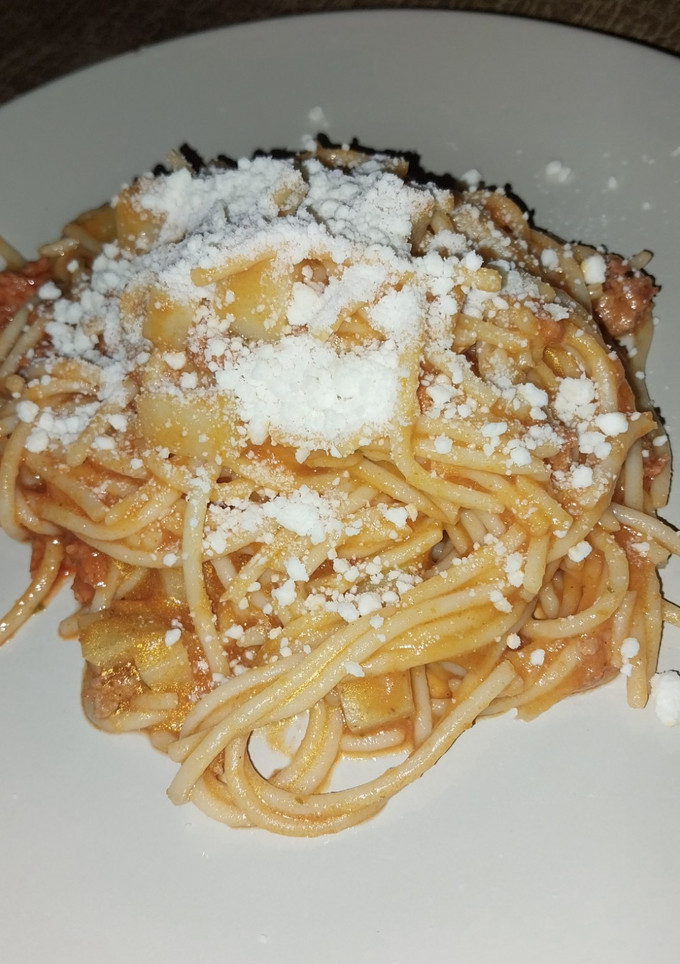 Una foto de 🍝🍅Espagueti rojo con chorizo y papas🍝🍅