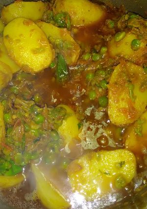 A picture of Aloo matar.