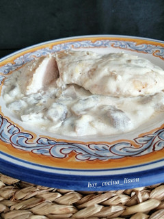Una foto de Pollo con salsa de setas y queso