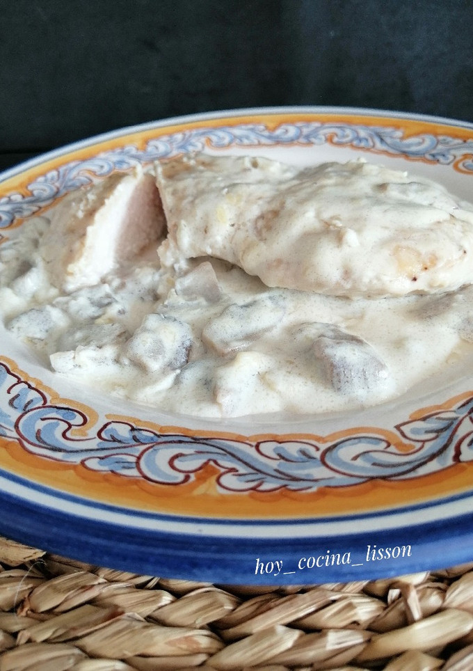 Una foto de Pollo con salsa de setas y queso