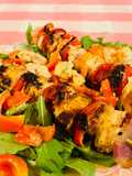 Spiedini di pollo grigliato con peperoni e pomodorini