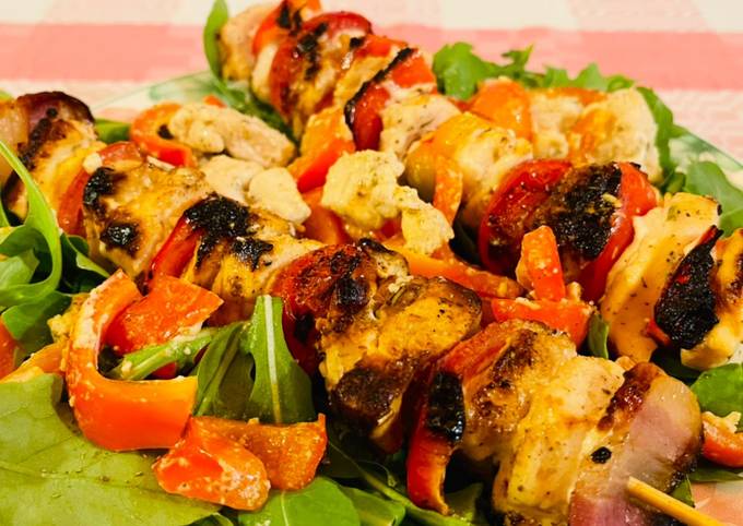 Spiedini di pollo grigliato con peperoni e pomodorini