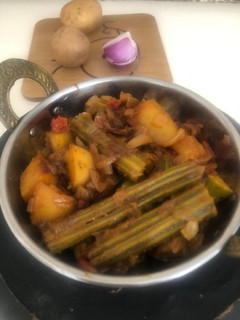 आलू प्याज़ सहजल की फली की सब्जी (aloo pyaz sahjan ki phali ki sabzi recipe in Hindi) रेसिपी मुख्य फोटो