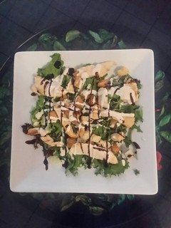 Una foto de Ensalada de pollo con miel mostaza