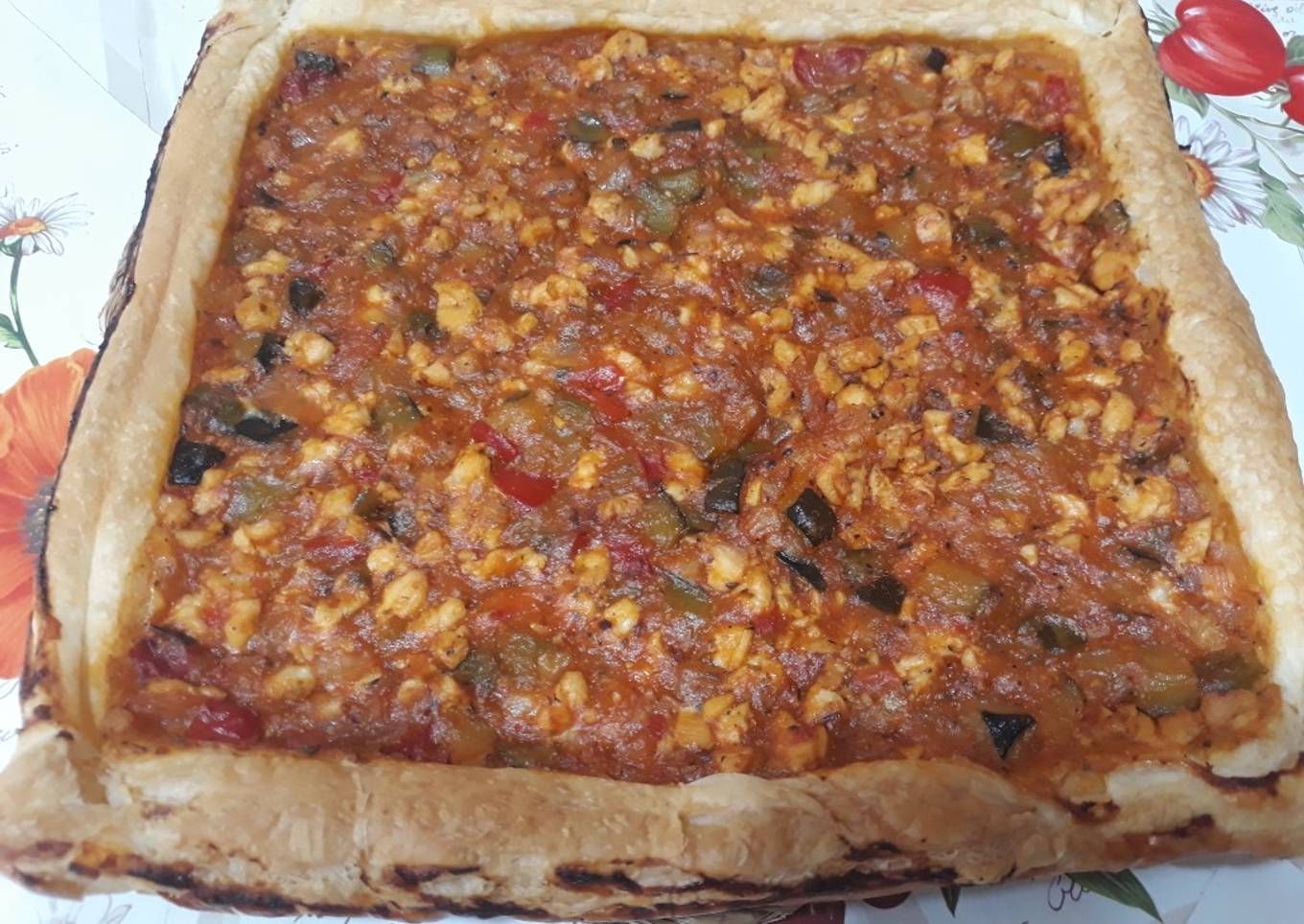 Torta de hojaldre con pollo verduras y orégano