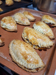 Una foto de Empanaditas de chiverre, piña, o dulce de leche con masa 3 2 1