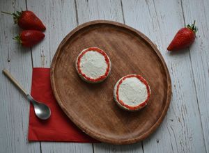 Une photo de Entremet à la mousse vanillée au mascarpone et insert à la fraise
