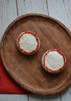 Une photo de Entremet à la mousse vanillée au mascarpone et insert à la fraise