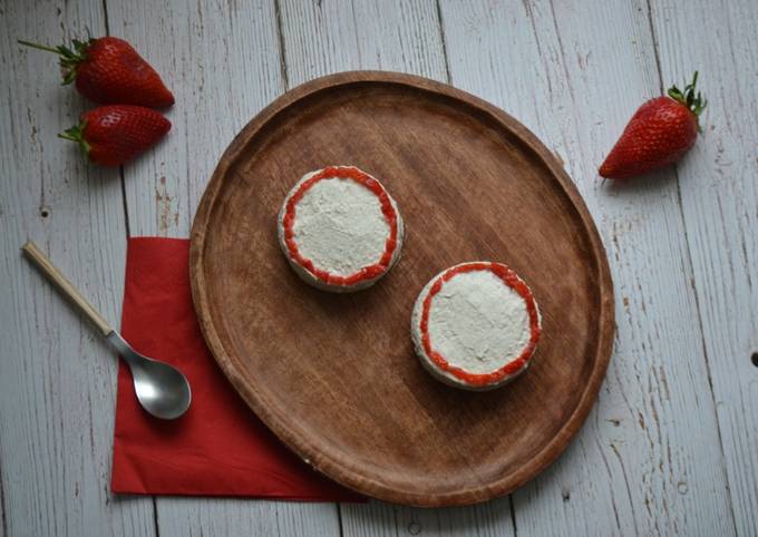 Entremet à la mousse vanillée au mascarpone et insert à la fraise