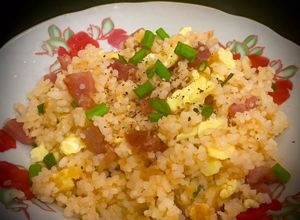 Hình của món Cơm chiên trứng, lạp xưởng.