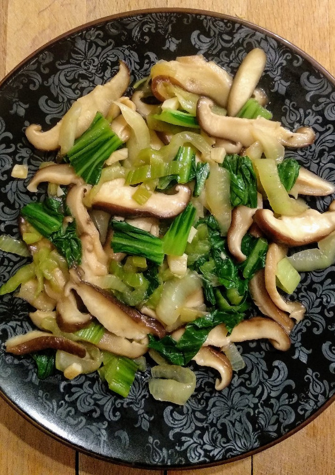 Una foto de Pack choi con setas Shiitake