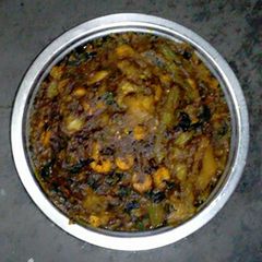 A picture of Malabar spinach prawn curry.