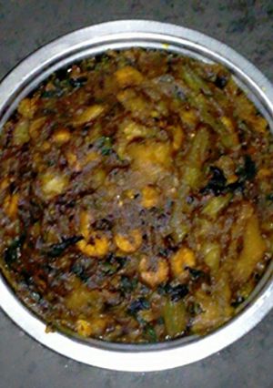 A picture of Malabar spinach prawn curry.
