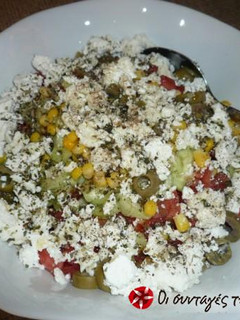 A picture of Salad with rusks.