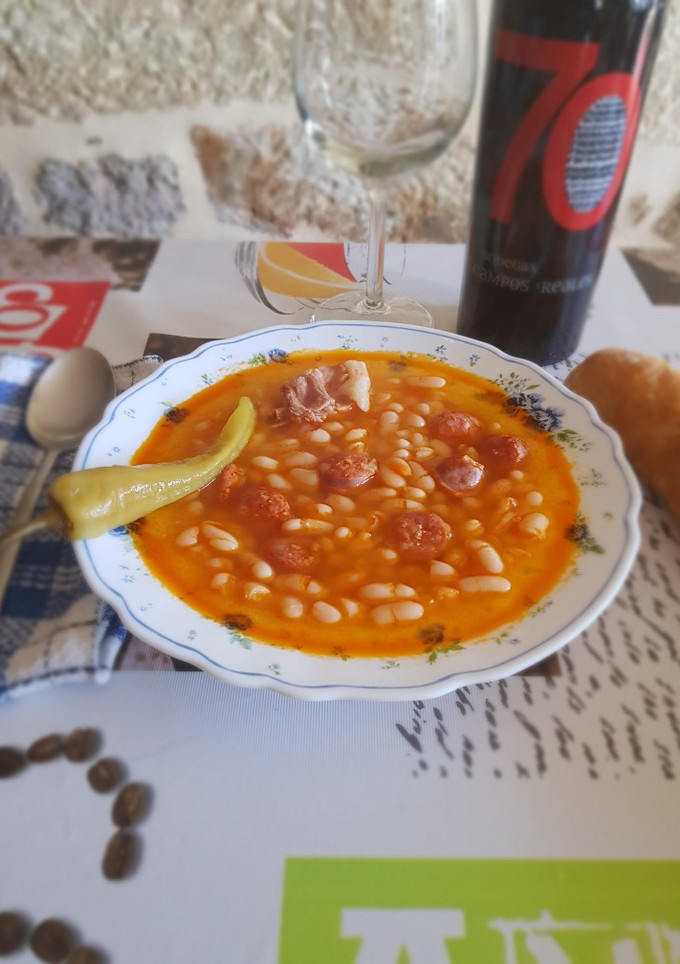 Una foto de Fabada con chorizo y oreja