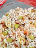 Ensalada de arroz tricolor con salazones y encurtidos
