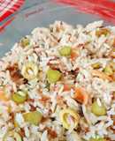 Ensalada de arroz tricolor con salazones y encurtidos
