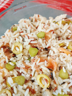Una foto de Ensalada de arroz tricolor con salazones y encurtidos