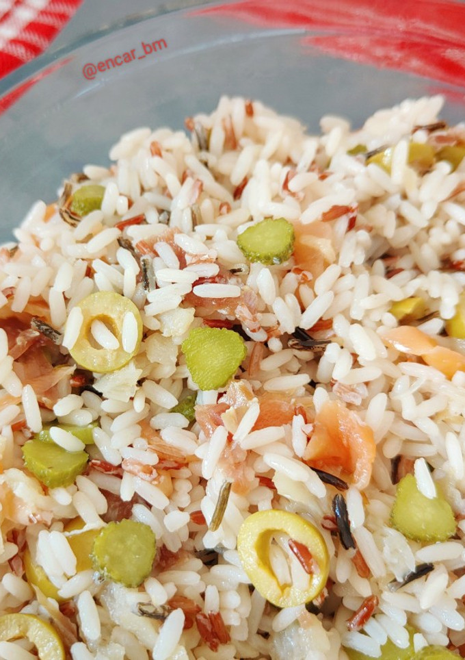 Una foto de Ensalada de arroz tricolor con salazones y encurtidos