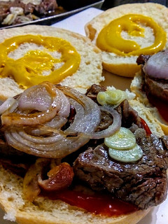 Una foto de HAMBURGUESA Artesanal con Lomito Fino (solomillo) de Res... !