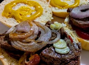 Una foto de HAMBURGUESA Artesanal con Lomito Fino (solomillo) de Res... !
