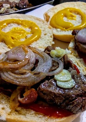Una foto de HAMBURGUESA Artesanal con Lomito Fino (solomillo) de Res... !