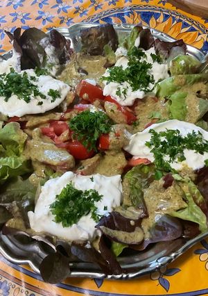 Une photo de Salade feuille de chêne aux tomates, mozzarella et persil