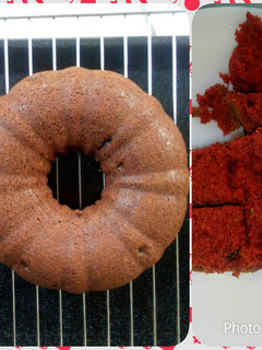 A picture of Red velvet bundt fruit cake.