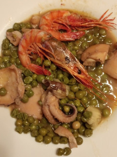Una foto de Sepia, guisantes y gambas