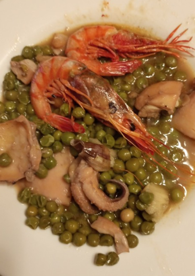Una foto de Sepia, guisantes y gambas