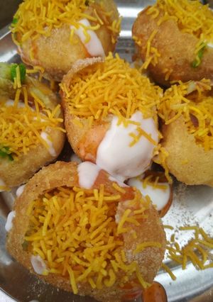 A picture of Sev puri.