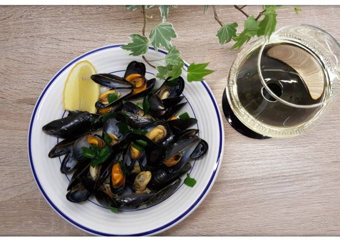 Cách Làm Món Vẹm xanh xào hành và rượu vang trắng của Mưa Thu - Cookpad