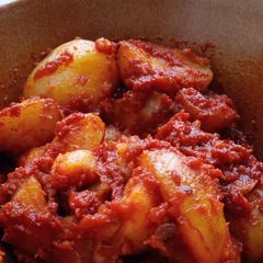 A picture of Patatas Bravas (vegan).