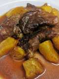 Galtes de porc desossades amb préssecs i salsa de Porto i Vermut