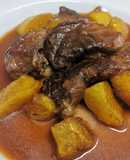 Galtes de porc desossades amb préssecs i salsa de Porto i Vermut