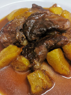 Una foto de Galtes de porc desossades amb préssecs i salsa de Porto i Vermut