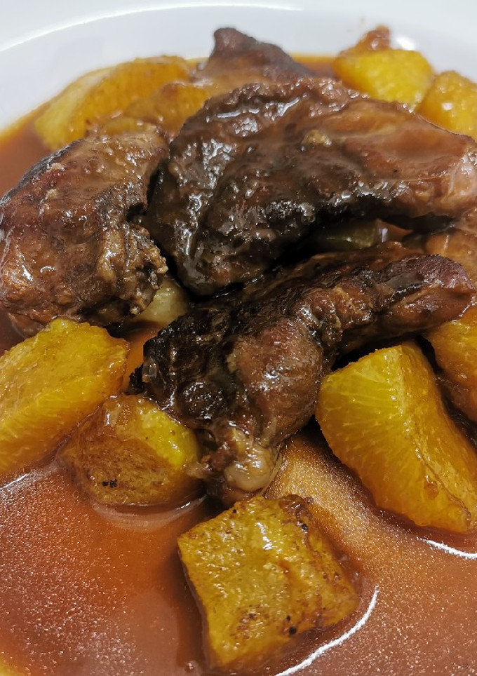 Una foto de Galtes de porc desossades amb préssecs i salsa de Porto i Vermut
