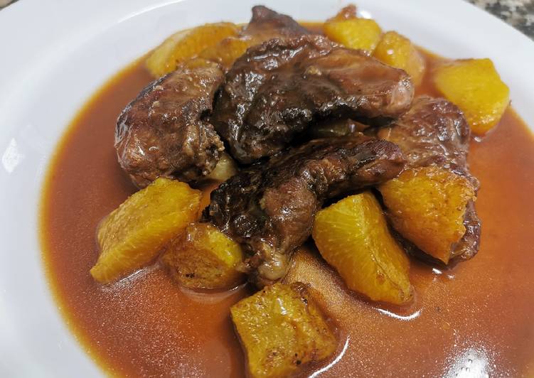 Galtes de porc desossades amb préssecs i salsa de Porto i Vermut