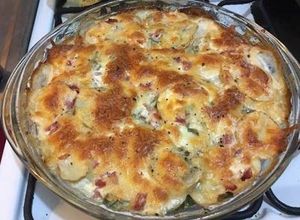 Una foto de Papa horneada con jamón, tocino y mozzarella