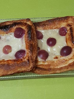 Una foto de Cuadraditos de hojaldre rellenos de sobrasada con queso y uvas