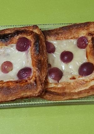 Foto principal de Cuadraditos de hojaldre rellenos de sobrasada con queso y uvas