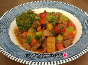 Una foto de Guiso de carne de res con vegetales en su jugo🌺