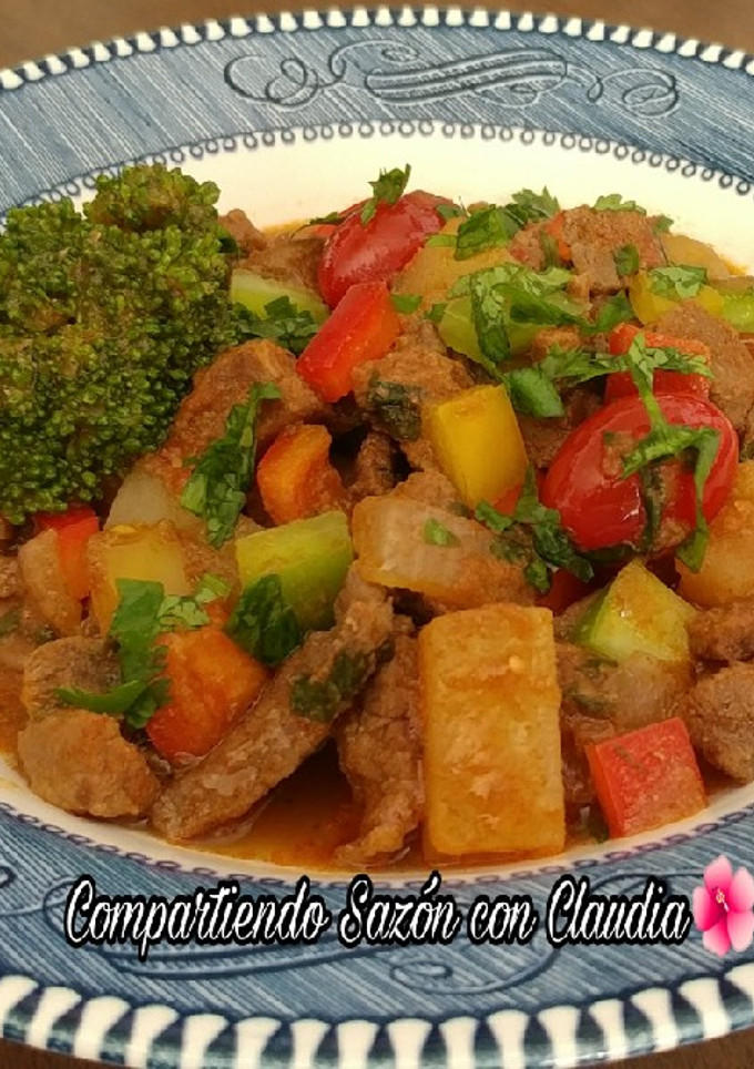 Una foto de Guiso de carne de res con vegetales en su jugo🌺