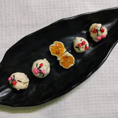 A picture of Motichur truffles.