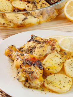 Una foto de Pollo asado con ajos, mantequilla y finas hierbas