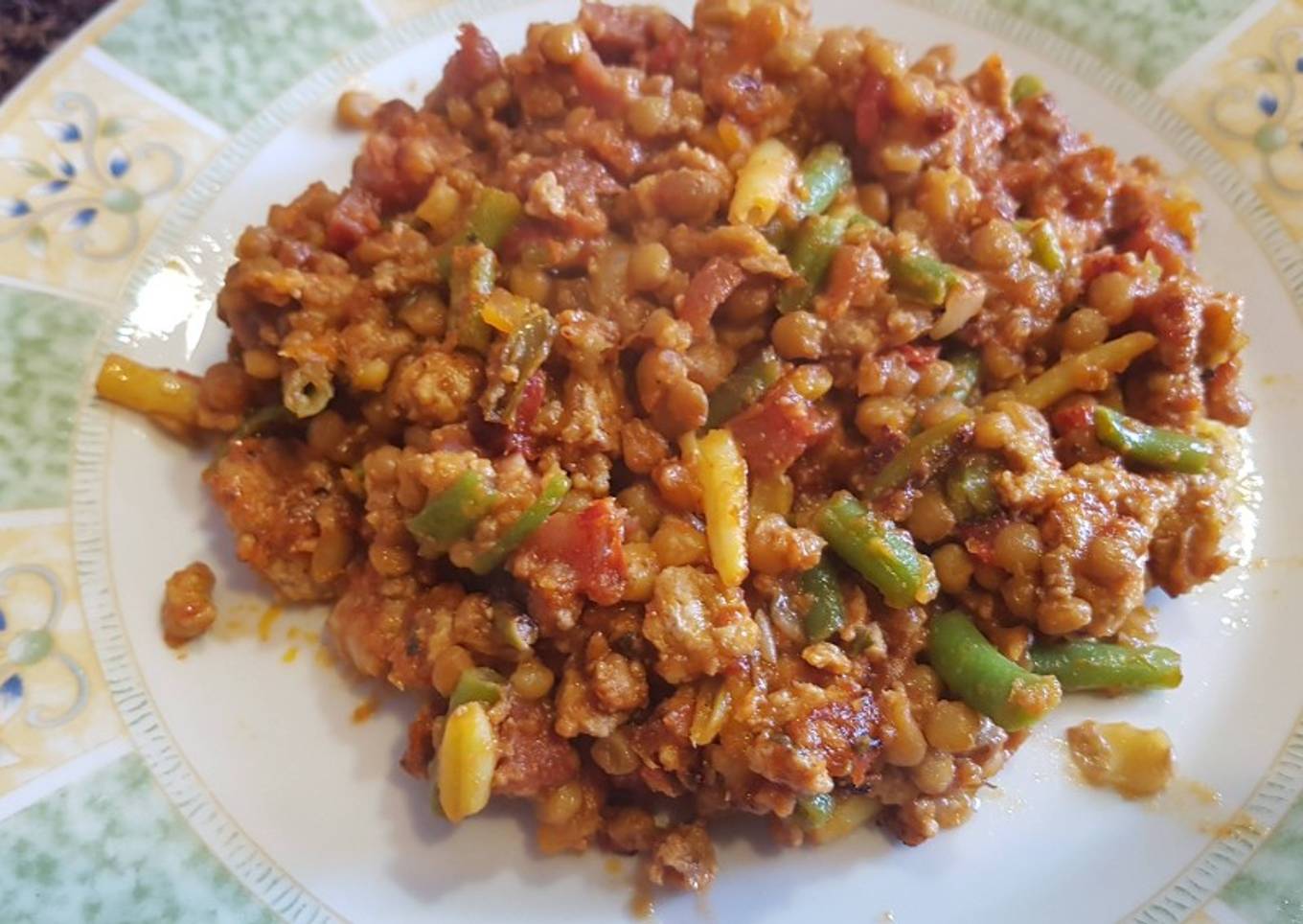 Lentejas con salsa boloñesa, jamón y verduritas