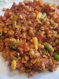 Una foto de Lentejas con salsa boloñesa, jamón y verduritas
