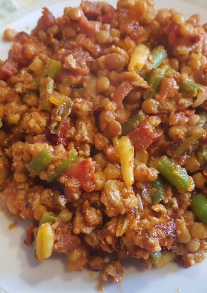 Una foto de Lentejas con salsa boloñesa, jamón y verduritas